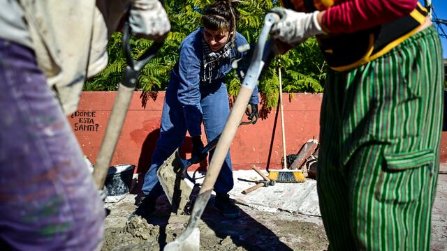 Grupo de mujeres 'albañilas' en Argentina