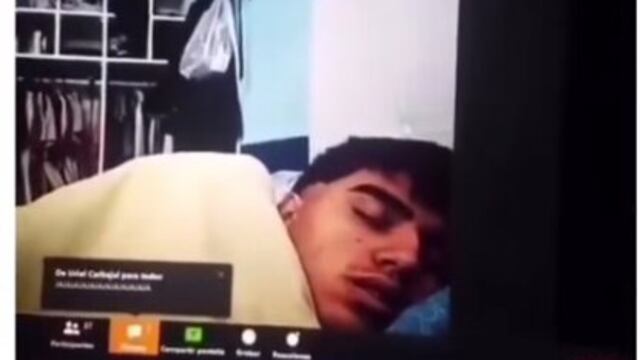 Se queda dormido durante clase online.