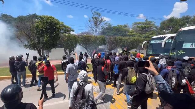 Normalistas protestan en batallón 27 de Iguala