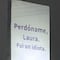 “Perdóname, Laura. Fui un idiota”: El polémico cartel que ya creó una novela en la imaginación de todos