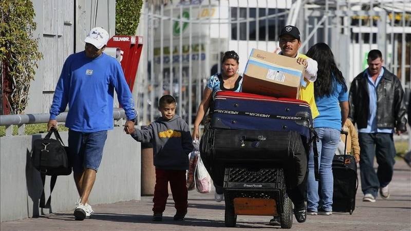 Mexicanos migrantes que regresan al país.