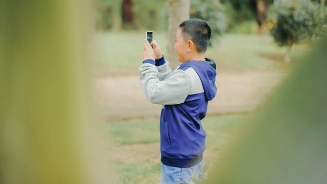 Niño jugando con su celular