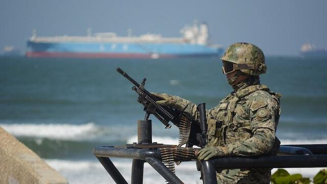 Un marino patrulla las calles de Coatzacoalcos, Veracruz.