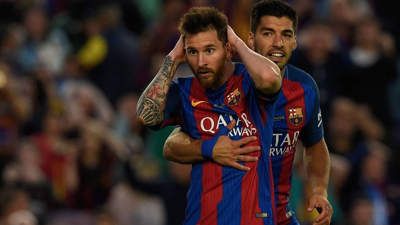 Lio es abrazado por su compañero Luis Suárez.