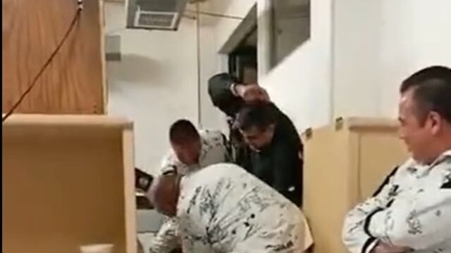 Elementos de la Guardia Nacional golpean a compañero