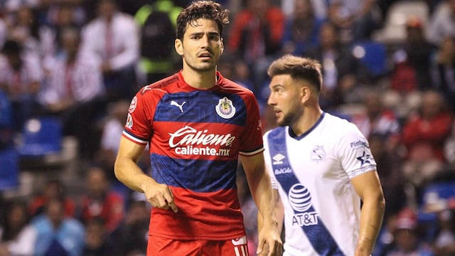 "Pollo" Briseño marca a Cavalini.