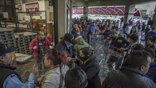 Tiendas Costco registran largas filas en México