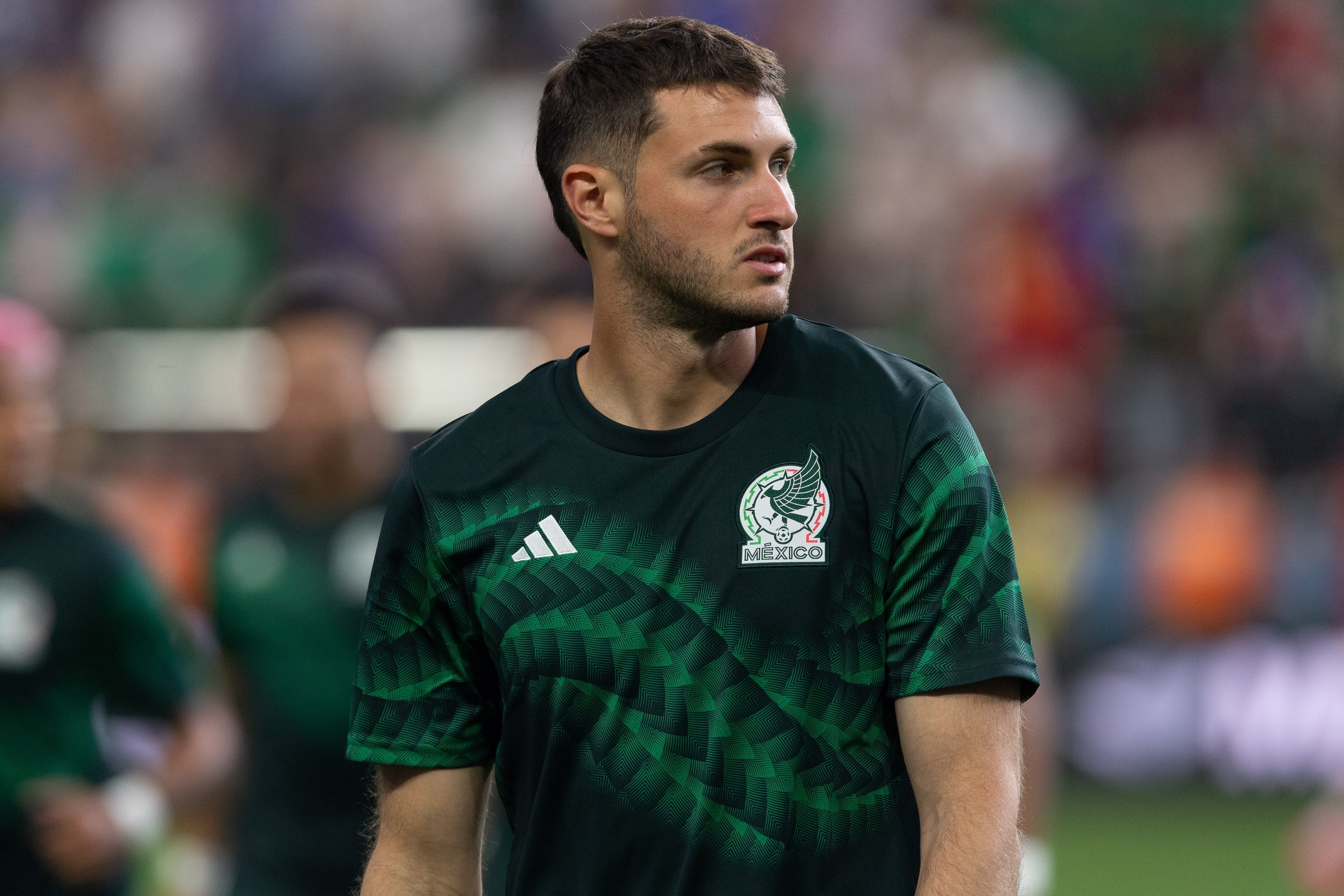 Santiago Giménez, previo a un partido con la Selección Mexicana.