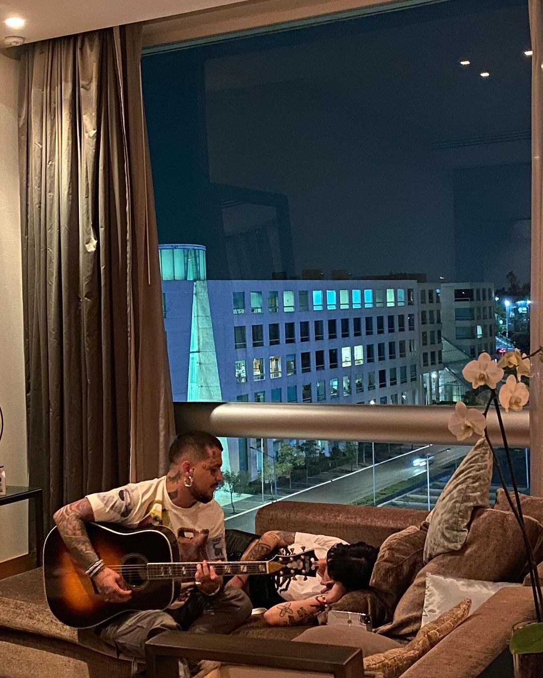 Momento romántico de Christian Nodal y Cazzu.