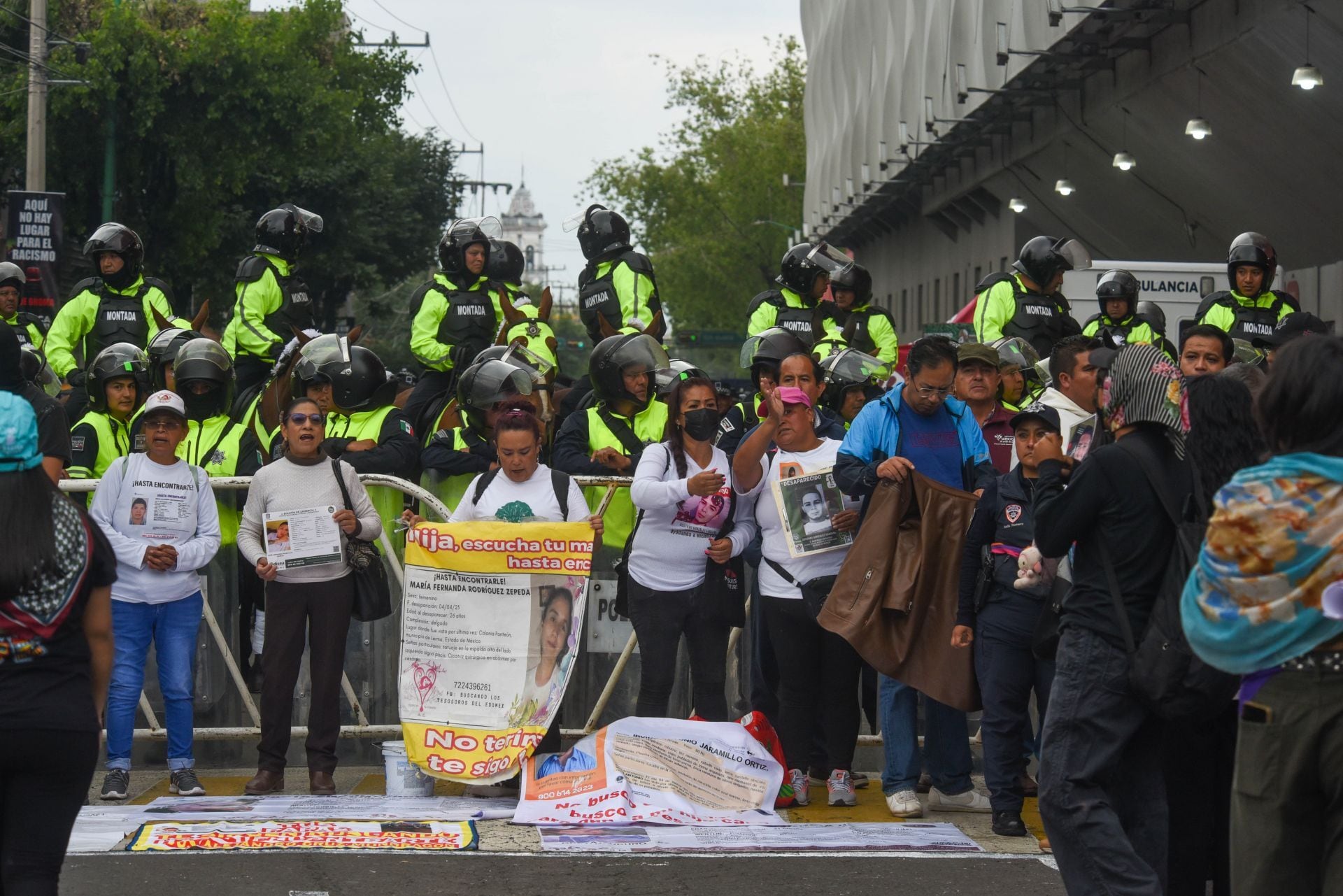 Madres Buscadoras protestan afuera de Estadio Nemesio Diez