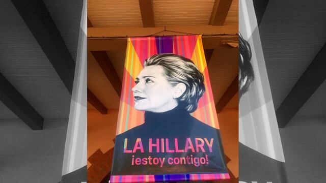 "La Hillary ¡Estoy Contigo!", puede leerse en el llamativo cartel.
