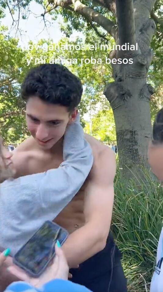 Se besa a los más guapos porque Argentina es campeón