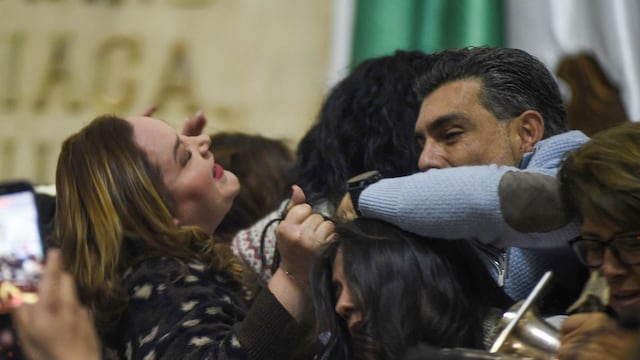 Diputados del Congreso CDMX se enfrentan a golpes por debate del Instituto de Transparencia