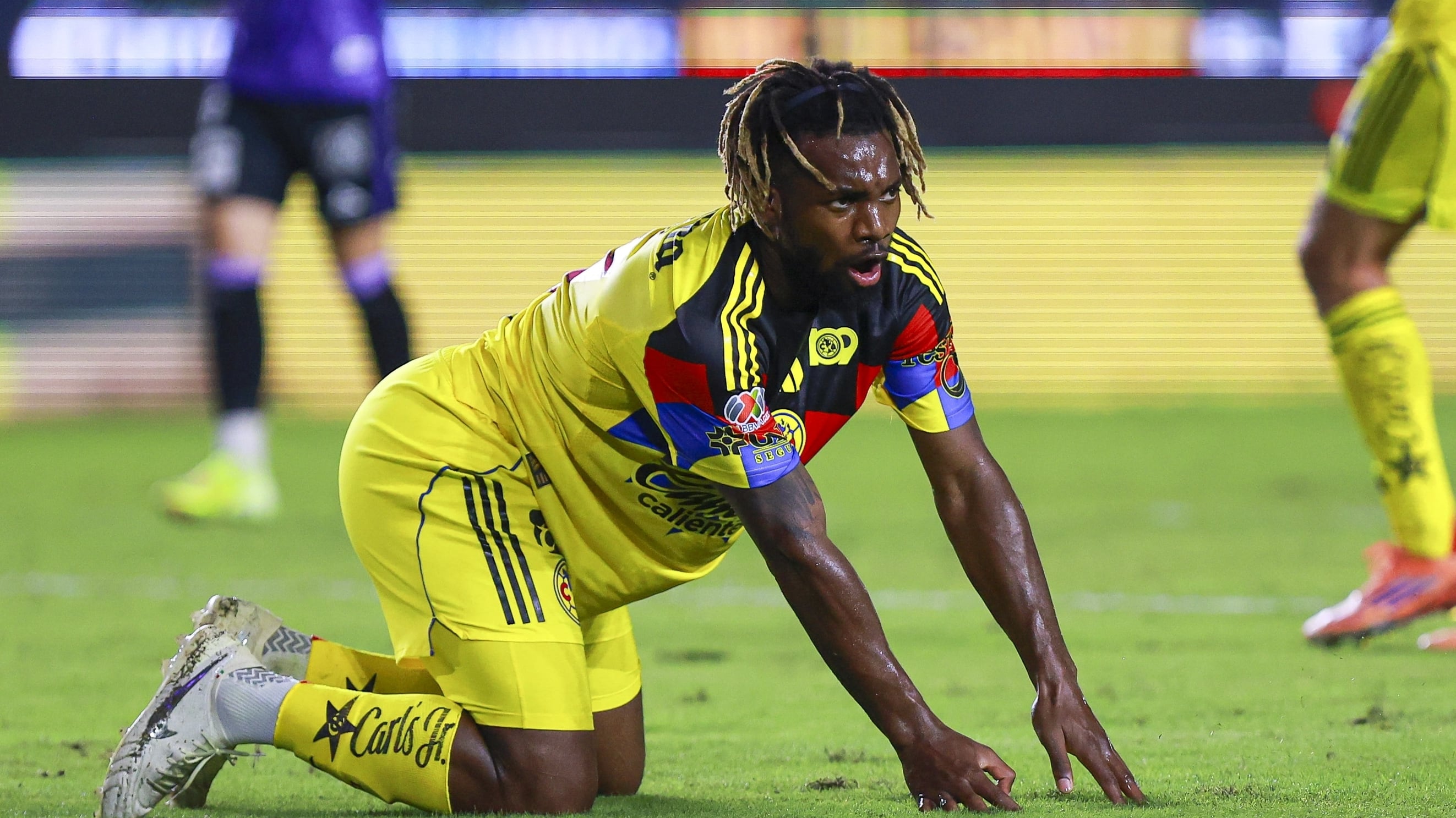 ¿Qué le pasó a Allan Saint-Maximin? El bombazo del América salió rengueando tras duelo vs Mazatlán