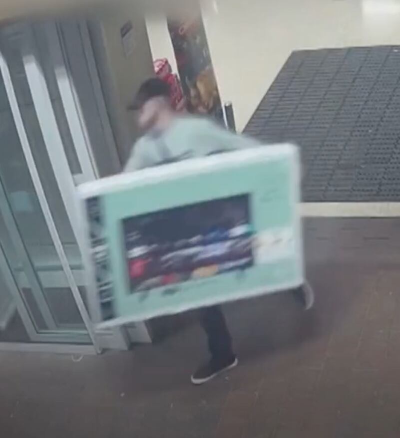 Hombre roba televisor sin que se den cuenta