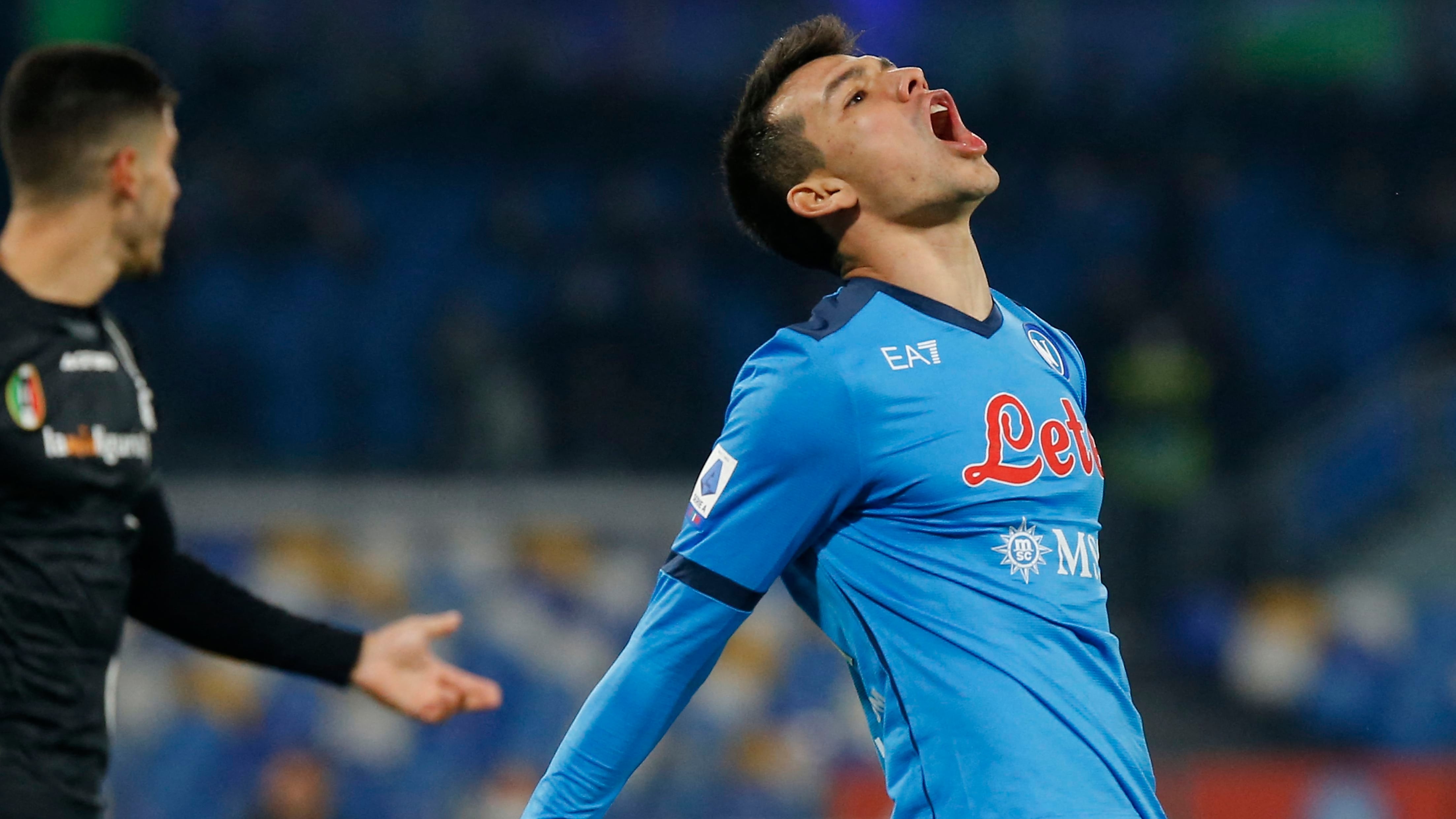 Chucky Lozano en un partido con el Napoli