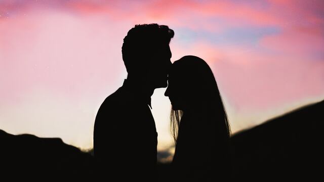 Pareja en puesta de sol