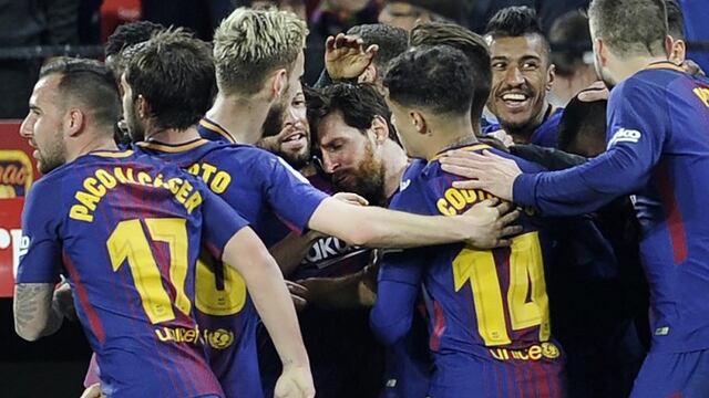 Messi es felicitado por sus compañeros.