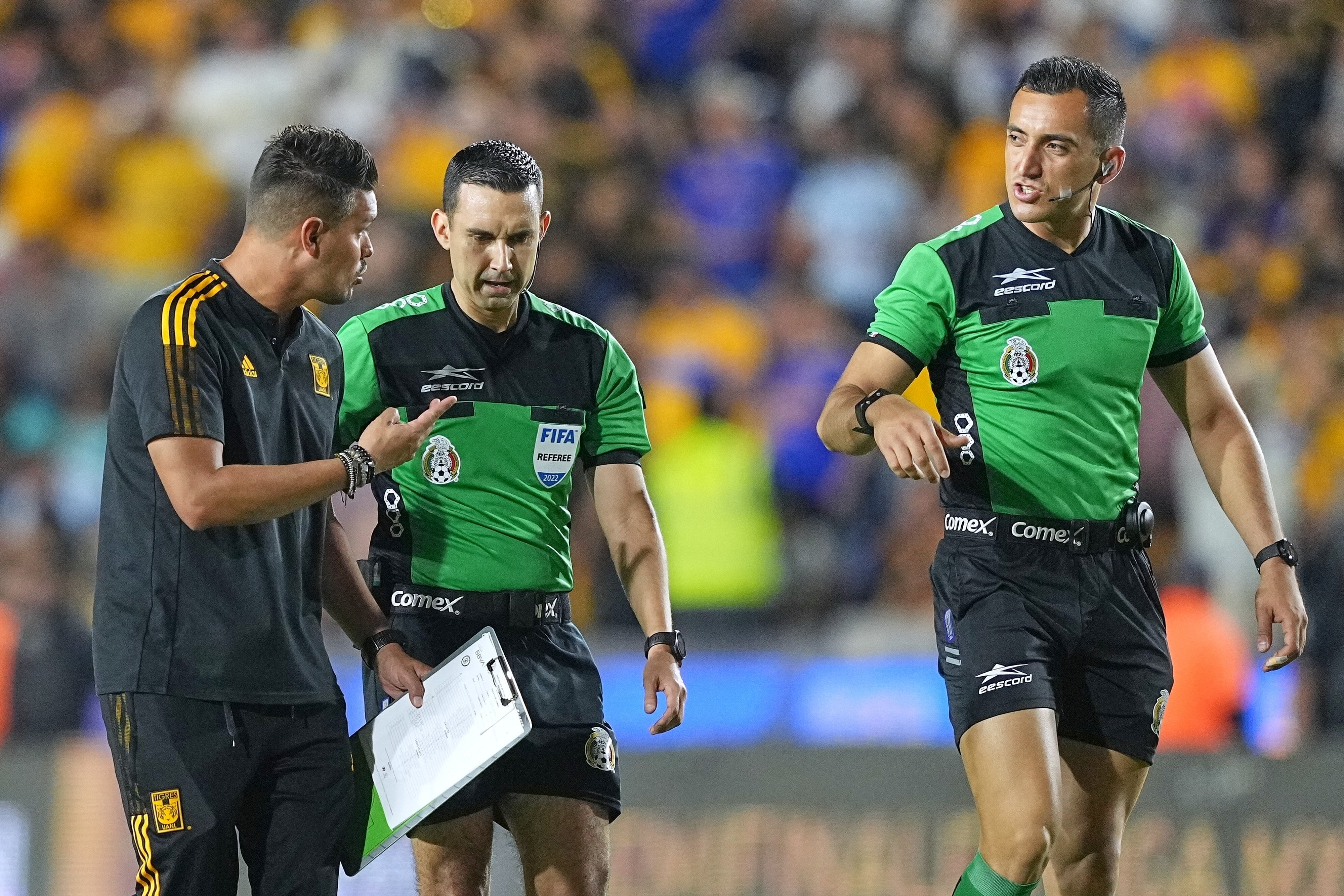 Los árbitros pudieron avisar de la alineación indebida al yerno de Miguel Herrera