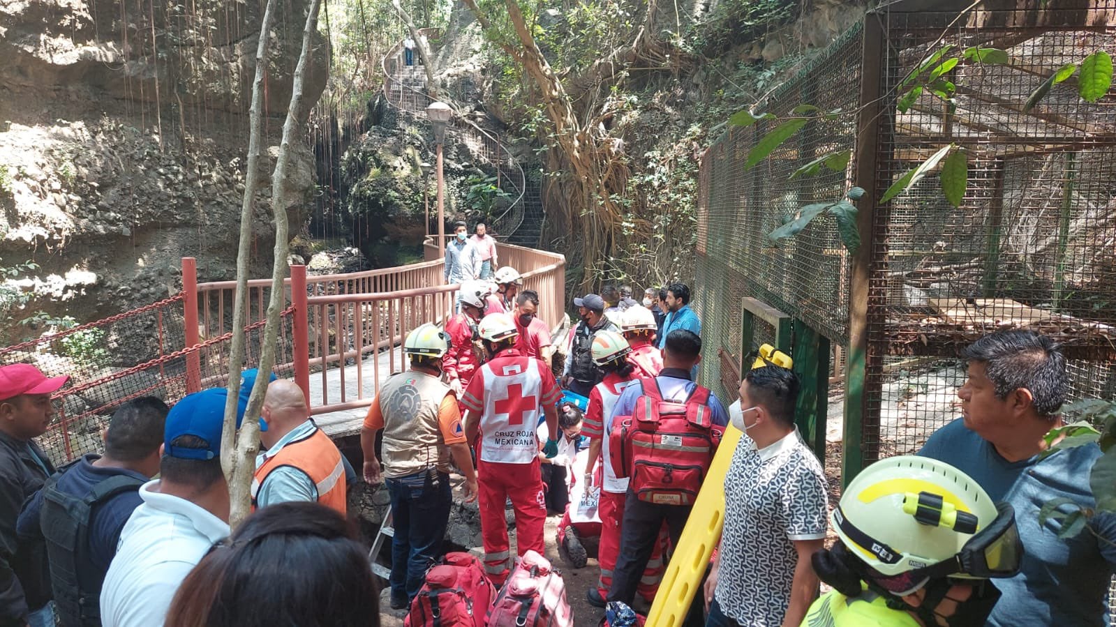 Cruz Roja y Protección Civil de Morelos en atención a los heridos del puente Ribereño/Protección Civil de Morelos