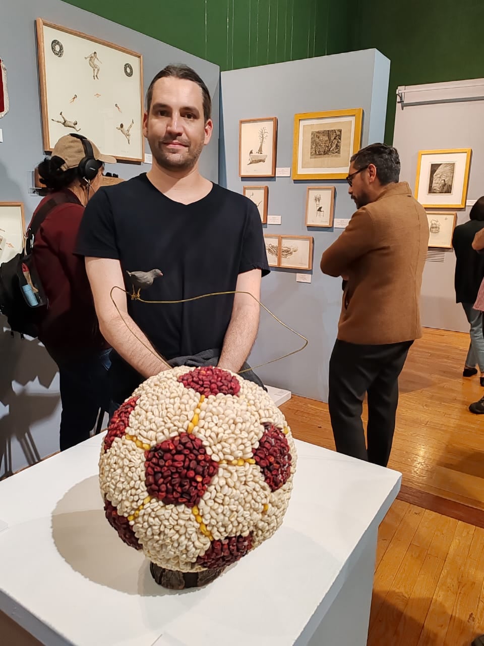 Rodrigo Ímaz en su exposición Talachas en la Academia