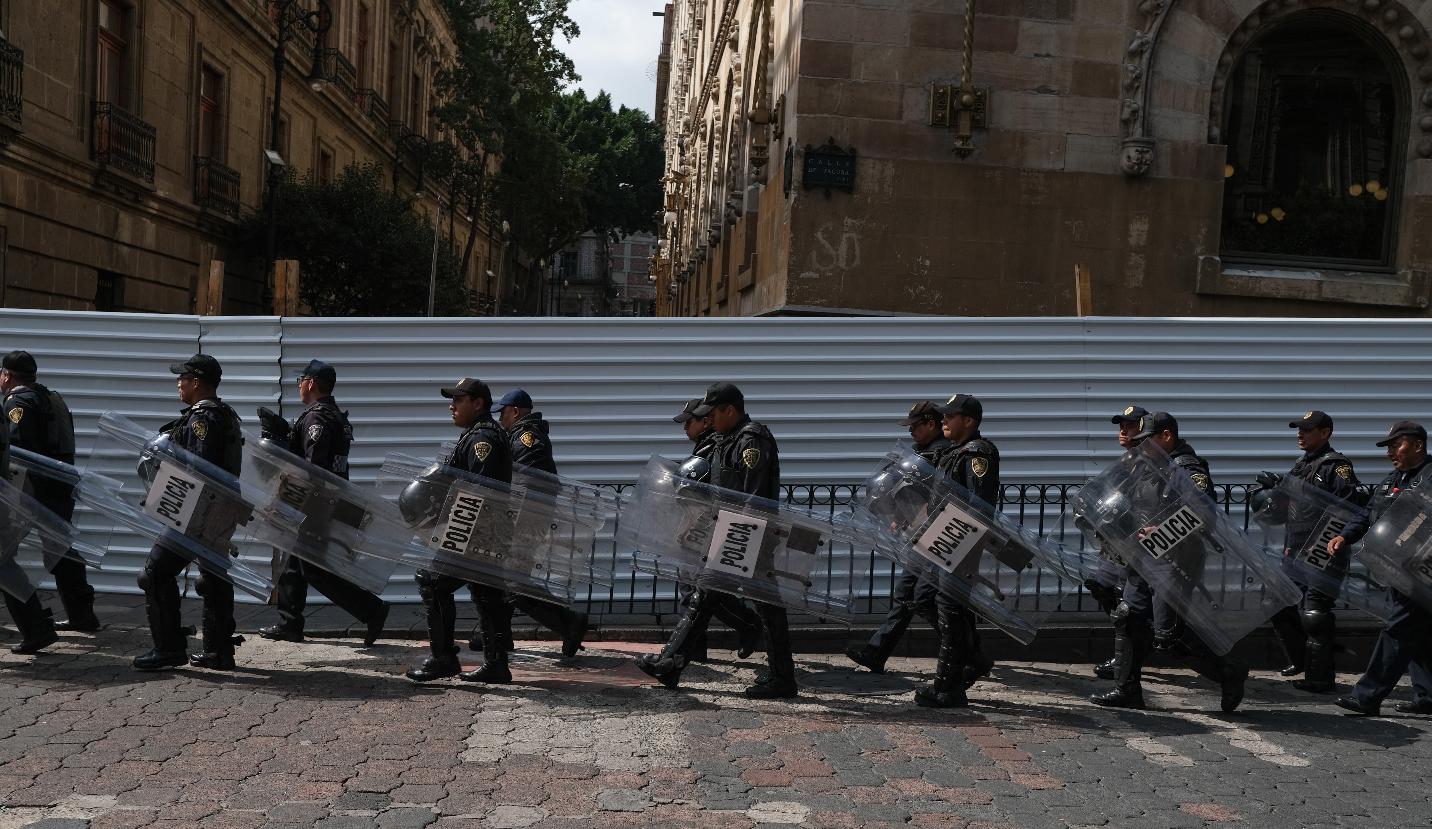 Protección en alrededores a la Plaza de la Constitución.