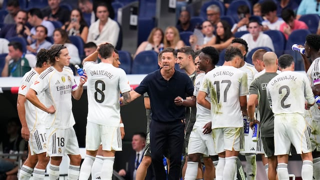 ¡Se rompió el vestidor del Real Madrid! Captan brutal berrinche de Vinícius Jr. con Xabi Alonso por sacarlo del partido.