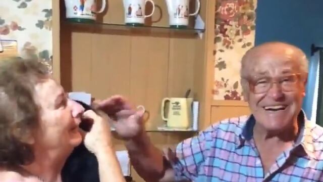 La felicidad de los abuelitos al ver a su mascota.