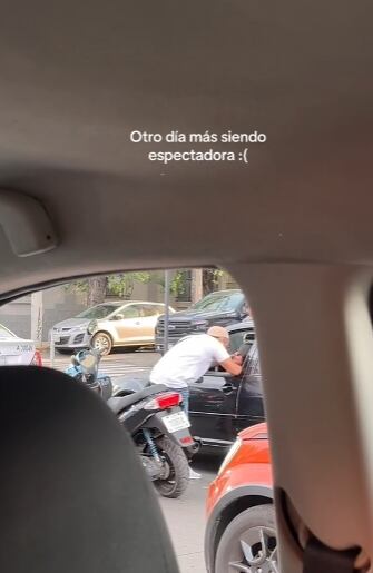 Dos extraños se besan en pleno semáforo y TikTok ya está imaginando la historia de amor