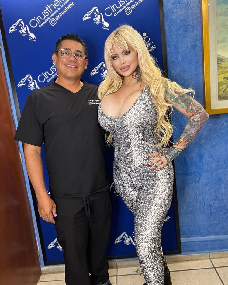 Sabrina Sabrok junto a su cirujano plástico