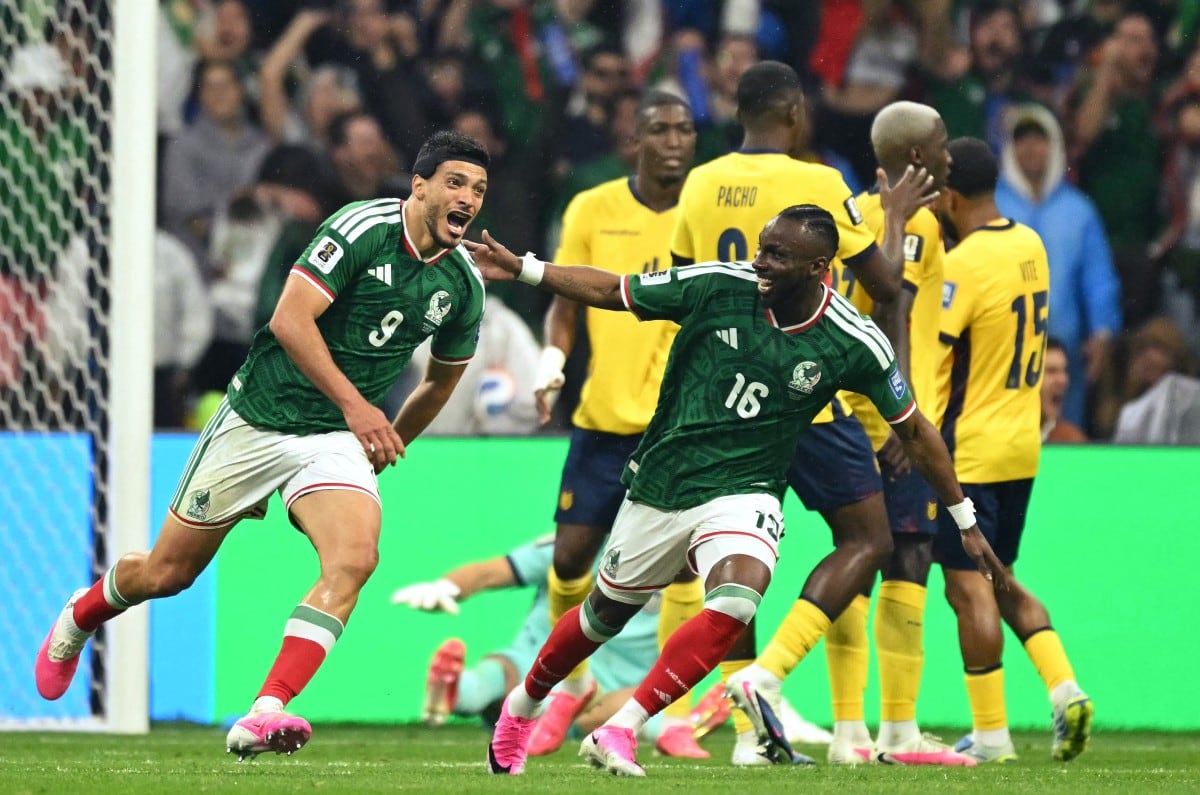 Raúl Jiménez y Julián Quiñones tras segundo gol en el partido de México vs Ecuador.