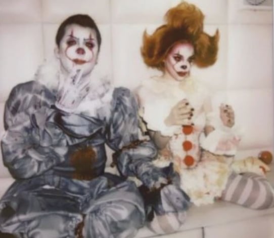 Christian Nodal y Belinda disfrazados de payasos para Halloween