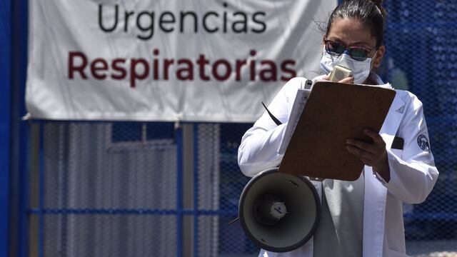 Médica frente a un hospital en la CDMX