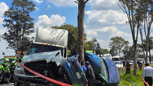 Tráiler impacta a automóvil en la autopista Toluca-Palmillas, hay dos muertos