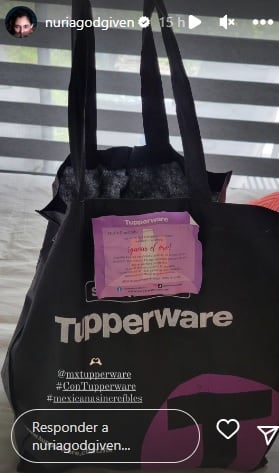 Nadadoras presumen regalo de Tupperware