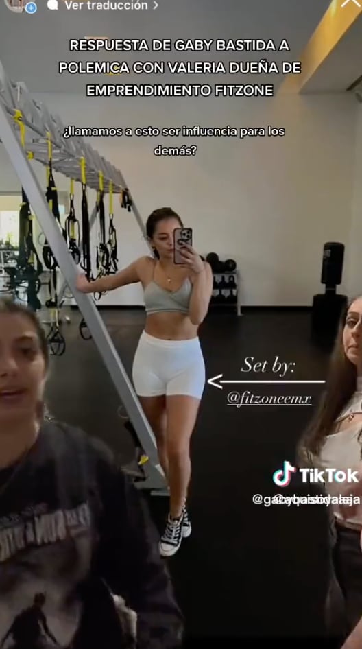 Gaby Bastida usando los biker que aseguró eran de baja calidad.