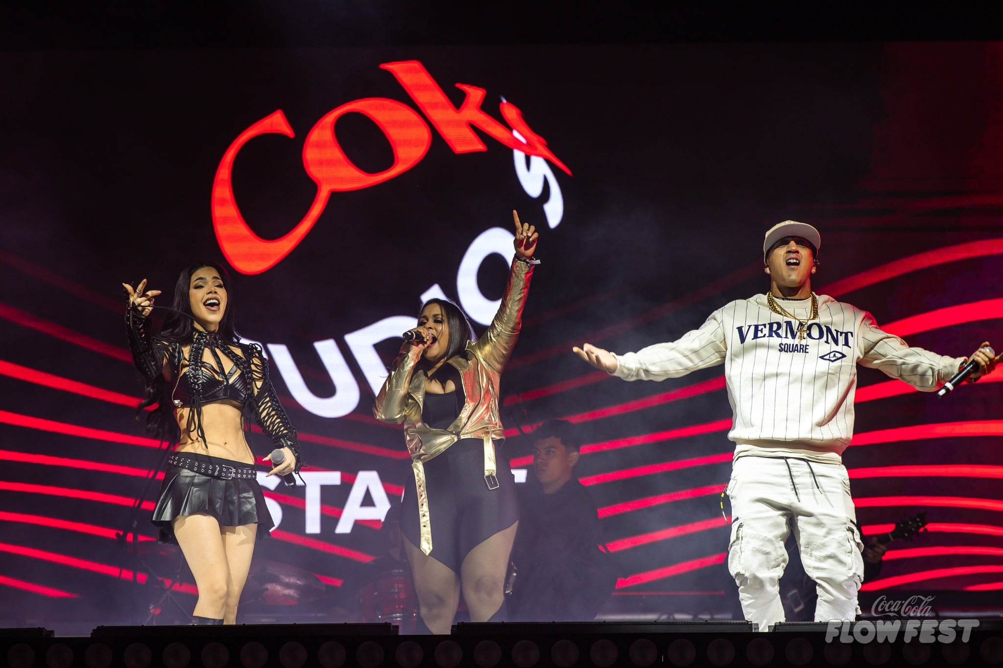 Kenia Os llega al Coca Cola Flow Fest 2023 a cantar Todavía con la copia de La Factoría.