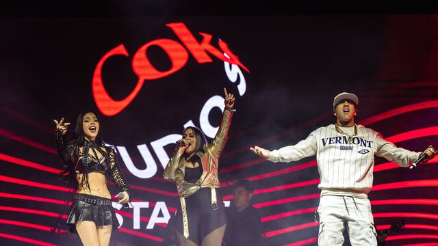 Kenia Os llega al Coca Cola Flow Fest 2023 a cantar Todavía con la copia de La Factoría.