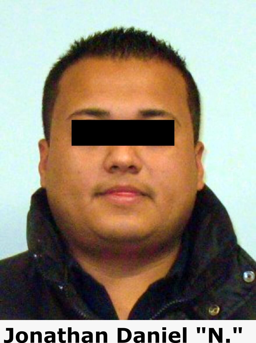 Jonathan es uno de los policías detenidos