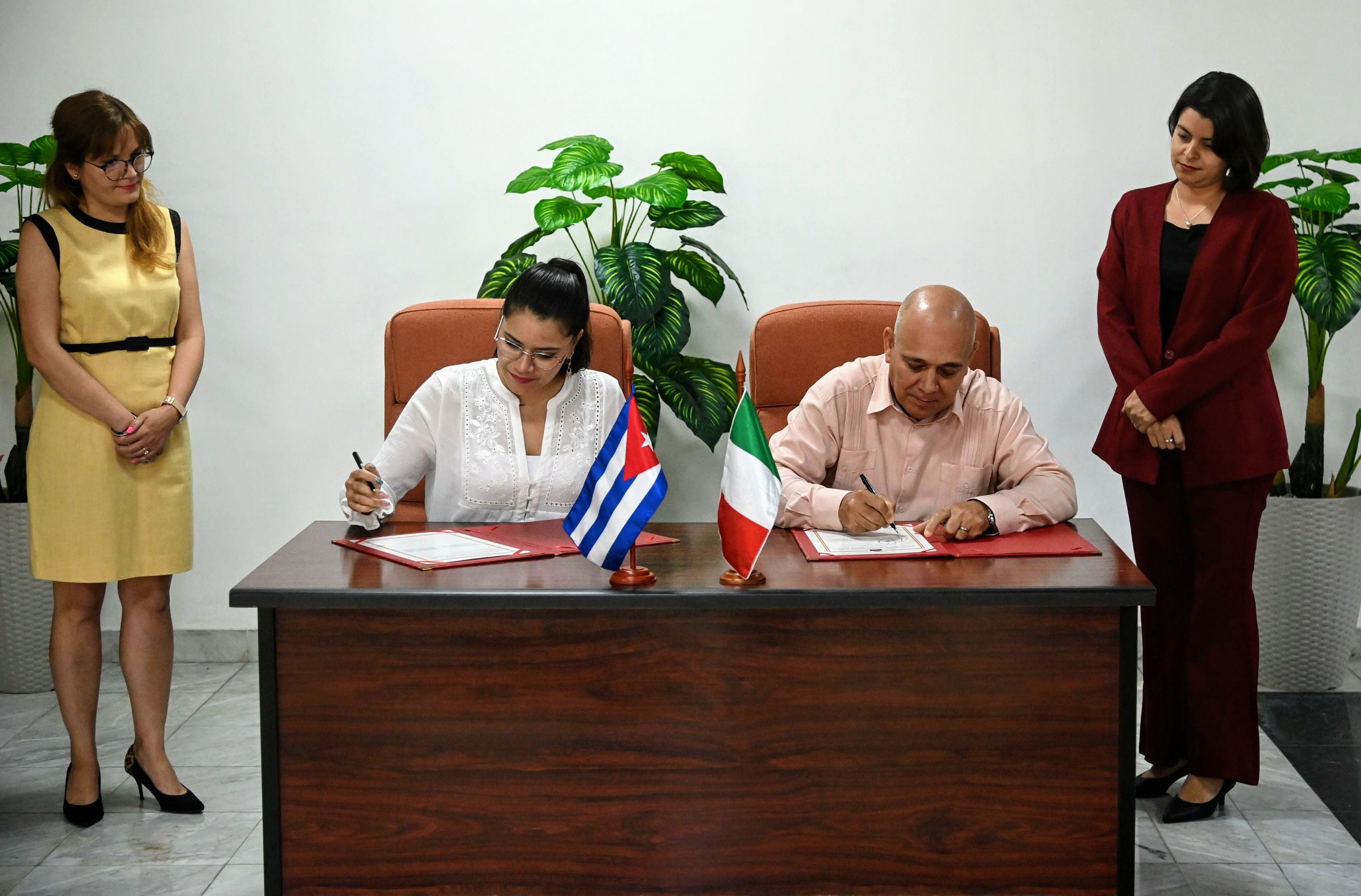 Morena firma convenio con Partido Comunista de Cuba