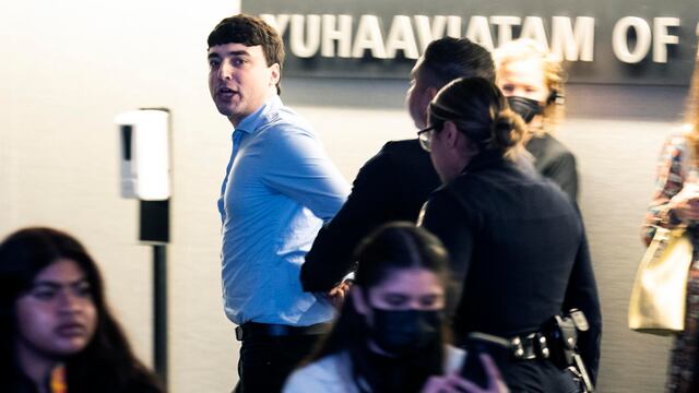 Acusan a Luis Almagro de tener sangre en las manos