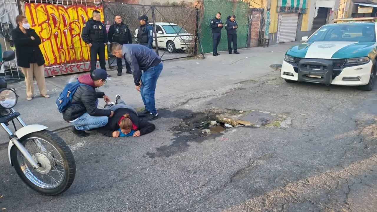 Mujer cayó en coladera abierta de la CDMX por huir de asalto