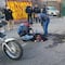 Mujer cae en coladera de CDMX tras saltar de camión durante asalto