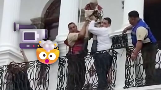 Un niño, un balcón y Juan Escutia: la representación que causa polémica en Ameca
