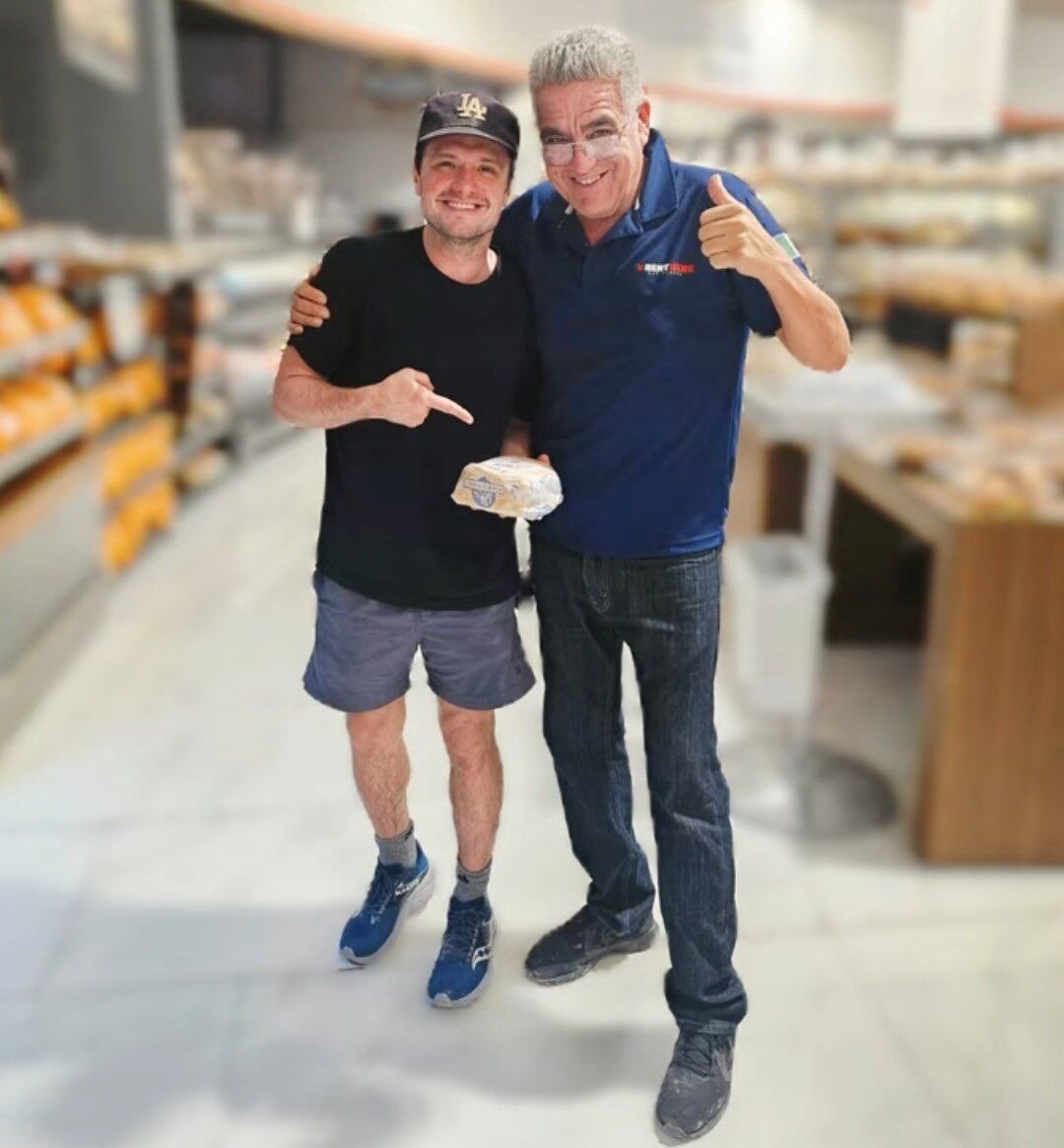 Josh Hutcherson fue visto en un Coppel de México