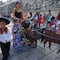 Con carreta hecha a medida, niño en silla de ruedas celebra la Revolución