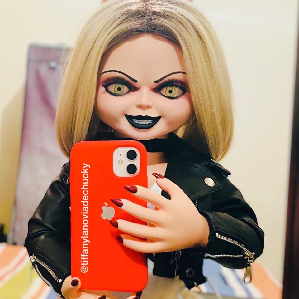 Tiffany, la novia de Chuky, tomándose una selfie.