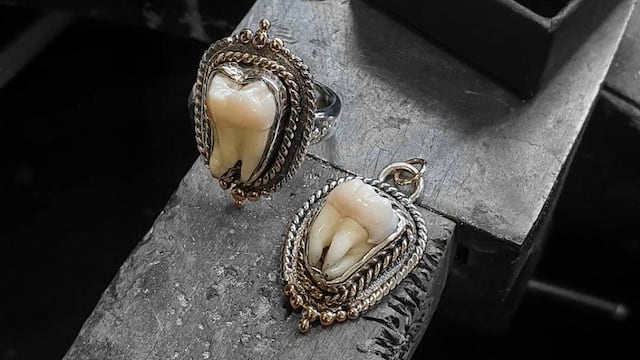 Joyería con dientes humanos