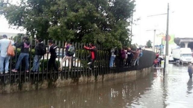 <span>A la lluvia le bastaron 20 minutos para dar paso a niveles de encharcamiento de hasta 30 centímetros, lo que impide la circulación de los vehículos. </span>