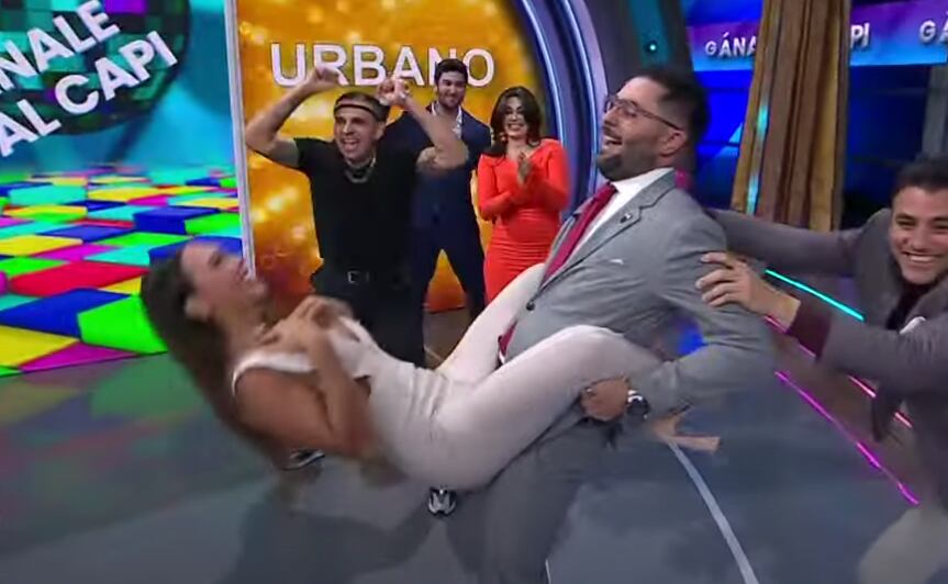 Macky González hace sus famosas abdominales voladoras con Ricardo Casares